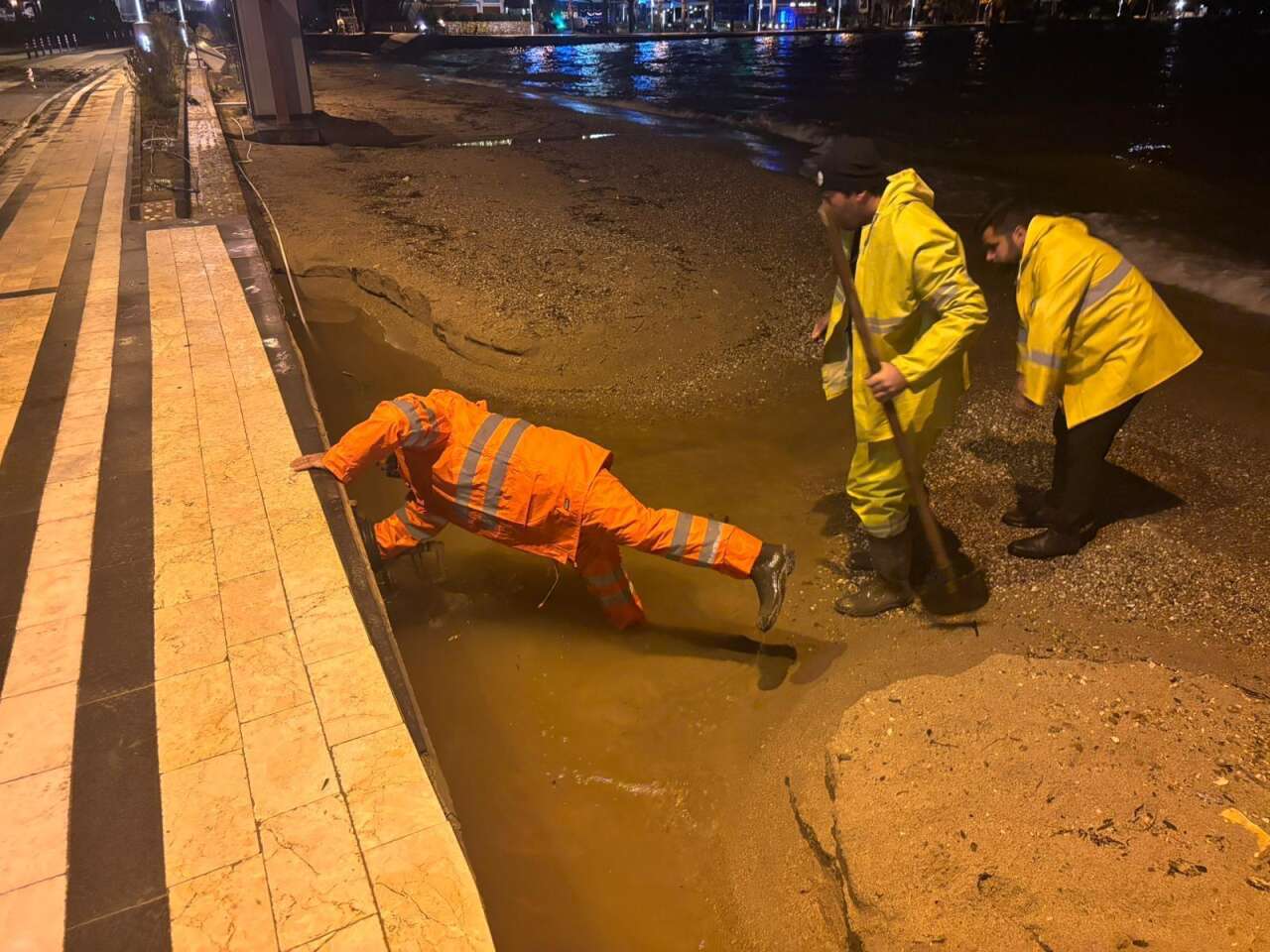 Milas Belediyesi Ekipleri Yoğun Yağışta Gece Boyunca Sahadaydı 3